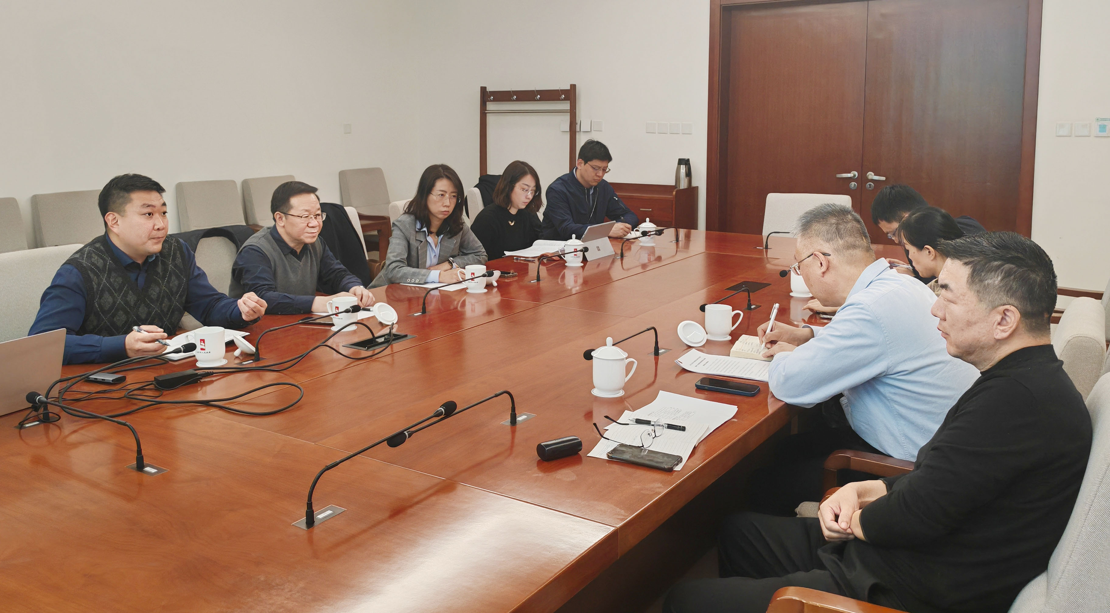 首發(fā)投資集團黨委書記、董事(shì)長(cháng)楊立帶隊到北京市商務局交流座談